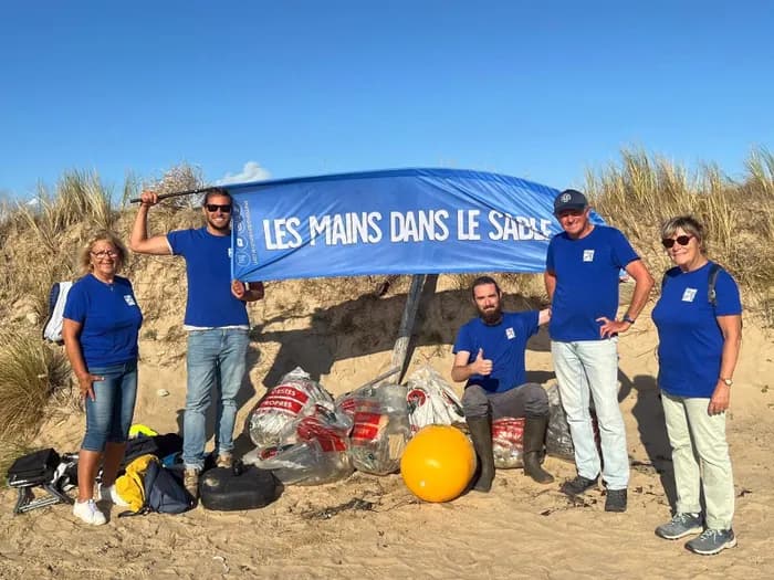 Les mains dans le sable